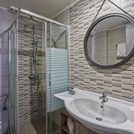 Hotel Lefkoniko & Icarus Apts 3*