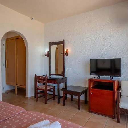 Hotel Lefkoniko & Icarus Apts 3*