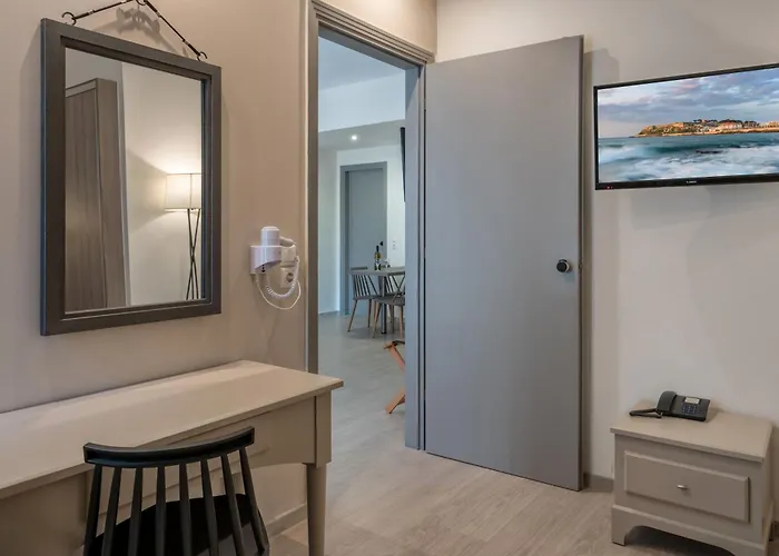 Готель Lefkoniko & Bay 3*